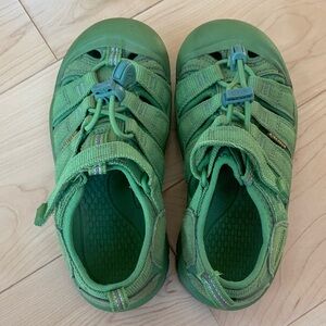 KEEN Kids Green Closed-Toe Outdoor Sandals sz 13